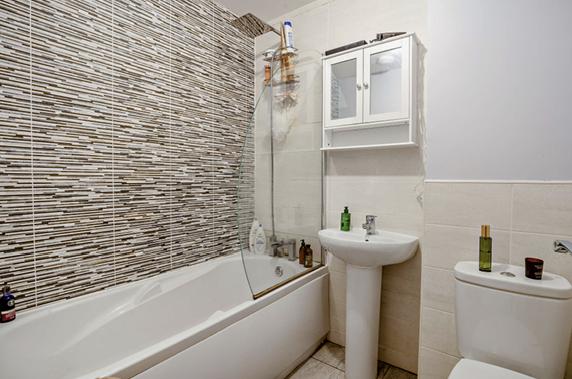 Red Cedar Close bathroom