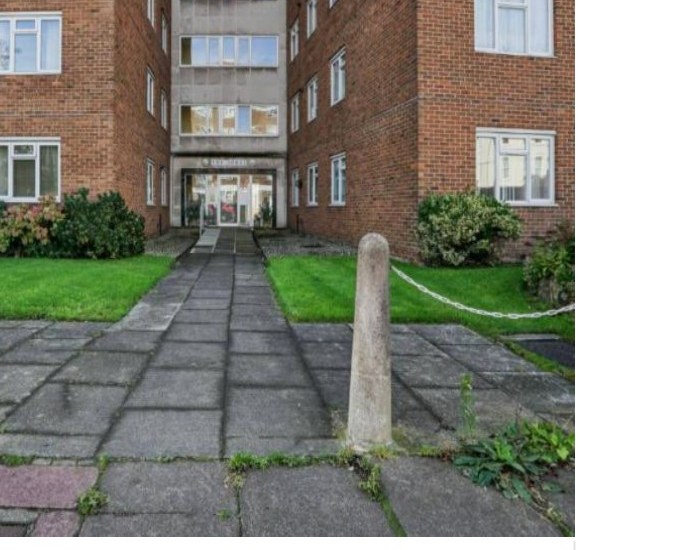 Apartment (leasehold) in The Lodge, South East